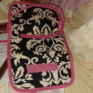 😁3/$12 Or 2/$8 Belvah Black and white crossbody wallet